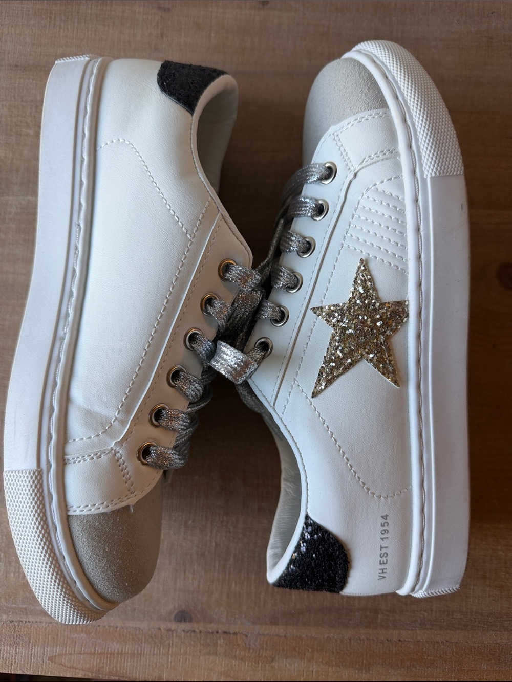 Vintage Havana sneakers women’s size 8. White with black and silver.